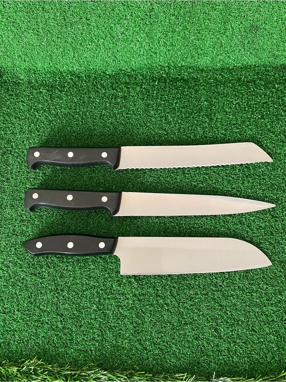 3-J.A. Henckels Knife 8”Bread Knife 7”Carving knife, 8”Gourmet Santoku knife